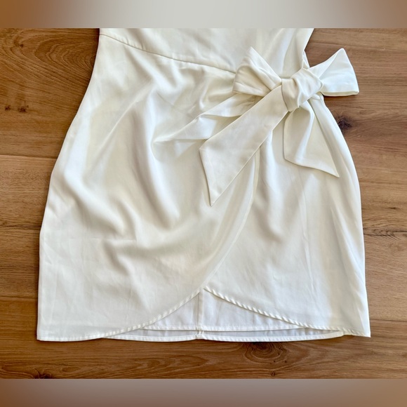 NWOT Lulu's Ivory Mini Dress Size M - Picture 4 of 8